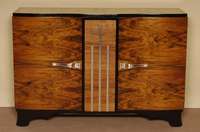 ArtDeco-Sideboard, Frankreich, um 1920, kaukasischer Wurzel-Nußbaum in schÖnem Bild furniert, zum Teil schwarz abgesetzt, elegant geschwungener ...