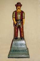 Schießbudenfugur, Cowboy, 2. HÄlfte 20. Jh., Holz geschnitzt, bunt staffiert, Aufschrift "Guns & Ammunition", Sockel mit l. ...