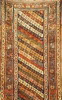 Streifen Gendje Antik, Südrussland Zentralka ukasus, 19. Jahrhundert, Wolle auf Wolle, ca. 431 x 125 cm, Schätzwert: 8500.- EURO, EHZ: 3- 4, ...