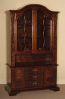 Prunkschrank, Holland, um 1960, Korpus Weichholz, z.T. Tischlerplatte, Nußbaumwurzelfurnier, Kopfteil geschweift, verglast und versprosst, ...