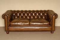 2-sitzer Sofa, England, im Chesterfieldstil, brauner gehefteter Rindslederbezug, herausnehmbare Kissen, Gebrauchsspuren, ca. 70x185x81 cm, Sh. 45 ...