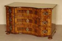 Doppelt geschweifte Kommode, Barockstil, Front horizontal aufgebaut, dickes Nußbaum- bzw. Pflaumenfurnier, Bandintarsien, z.T. rhomboid ...