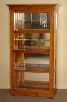 Biedermeierstilvitrine, im Stil von 1815, Kirschbaum massiv, hervorragende Verarbeitung, RÜckseite verspiegelt, mit 2 kleinen Aufsatzteilen in der ...