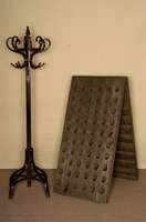 KleiderstÄnder, Österreich, um 1900, wohl Thonet, Bugholz, geschwÄrzt, 8 Haken, HutaufhÄngung, teilrestauriert, Gebrauchsspuren, ca. 200x68x68 ...