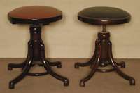 Thonet-Klavierhocker, Österreich/Wien, um 1890/1900, SÄule Metall, Bugholz, Polster erneuert, original Etikett, leichte Gebrauchsspuren, H. ca. ...