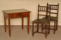 2 StÜhle, Frankreich/Lyon, um 1890, Gestell Nußbaum massiv, z.T. gerieft, Drechselarbeit, geprÄgte LederbezÜge aus der Zeit, stÄrkere ...
