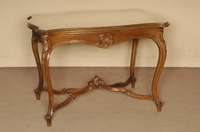 Salontisch, deutsch, um 1890, Nußbaum massiv, Nußbaumfurnier, allseitig geschweift, Zarge vielfach geschweift, Beine verschrÄnkt, doppelt ...