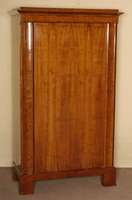 WÄscheschrank, Österreich, um 1840/50, Korpus Weichholz, Kirschbaumfurnier gespiegelt verlegt, Lisenen RÜster gespiegelt quer verlegt, ...