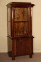Aufsatzvitrine, nach sÜddeutschem Vorbild von 1810, Korpus Weichholz, Nußbaum massiv, Wurzelnußfurnier gespiegelt, Oberteil auf Rahmen ...