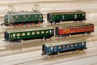 Konvolut MÄrklin, 50er Jahre, Spur HO, best. aus: E-Lok Nr. 3024/1, Betr.-Nr. E1835, Wagen Nr. 346/1, 346/2J, 346/4 und 346/6, altersbed. bespielt, ...