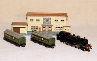 Konvolut MÄrklin, 50er Jahre, Spur HO, best. aus: Bahnhof 414/4, KrÄusellack, dazu Dampflok Nr. 3109 (Bj. 1980), Abteilwagen 330/1 mit Bremserhaus ...