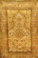 Hereke Alt Seide, Türkei, um 1930, reine Naturseide, ca. 135 x 93 cm, Schätzwert: 6200.- EURO, EHZ: 2-3 (altersbedingt in einen guten ...