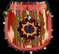 Gürteltasche Antik, Turkestan, um 1900, Grundgewebe, Ikatrips mit Seidenstickerei, H?k elborte und Pailetten, ca. 17 x 16 cm, Ehz: 3 , Schätzwert: ...