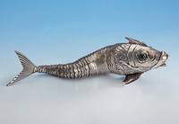 Dose in Form eines Fisches, Silber, gepr., total ca. 305 g, naturalistische Auformung der Schuppen, fein grav., KÖrper voll beweglich, Kopf mit ...