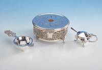 StÖvchen, 800er Silber, deutsch, wohl Hanau, 4 FÜße, Rand mit Durchbrucharbeit in Form von Blumengirlanden, total ca. 300 g, dazu: Teesieb mit ...
