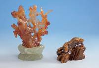 Skulptur aus Tigerauge: Tiger auf Fels, vollplastisch, H. ca. 7 cm, B. ca. 10 cm