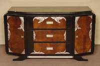 ArtDeco-Sideboard, Frankreich/Paris, um 1930 , in kaukasischem Nußbaum in gespiegeltem Bild furniert und teilweise ebonisiert, elegant ...