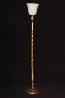 Stehlampe, Frankreich, um 1910, gold gefaßter Holzschaft mit feinen klassizistischen Reliefschnitzereien, tulpenfÖrmiger Opalglasschirm, ...