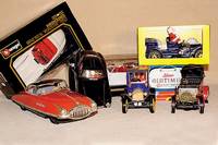 Konvolut 4 Schuco-Oldtimer, 90er Jahre, 1 x Weihnachtedition von 1997, 1 x von 1996, diese im orig. Karton, l. bespielt