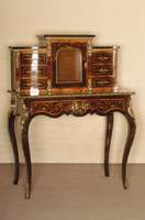 Damenschreibtisch mit Aufsatzteil, Frankreich, wohl um 1870, Korpus Weichholz, Zarge 6-fach geschweift, Seiten passig, elegante LinienfÜhrung, ...
