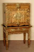 Seltenes MÜnzkabinet, Japan, wohl um 1900, Tropenholz massiv, verziert mit reich ziselierten MessingbeschlÄgen, hinter den TÜren 8 integrierte ...