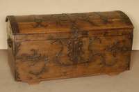 Reisebuckeltruhe, sÜddeutsch, um 1720, Eiche massiv, eiserne handgetriebene BeschlÄge aus der Zeit, Schloß original aus der Zeit, Abschließband ...