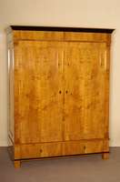 Schrank, deutsch, im Stil von 1820, Korpus Weichholz, Kirschbaumfurnier, eckige FÜße, unten 2 Schubladen, 2 TÜren, links und rechts ...