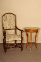 Beistelltisch, im Biedermeierstil, Kirschbaum massiv, Kirschbaumfurnier, 3 schÖne elegante eckige Beine, praktisches MÖbel, vielfach verwendbar, ...