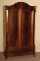 WÄsche- bzw. Kleiderschrank, mitteldeutsch, um 1870/80, Front auf Rahmen gearbeitet, Korpus Pyramidenmahagonifurnier gespiegelt, doppelt ...