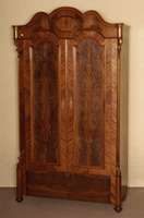 Kleiderschrank, deutsch/wohl Berlin, um 1860/70, Korpus Weichholz, Pyramidenmahagonifurnier doppelt bzw. 4-fach gespiegelt, aufgesetzte ...