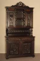 Eßzimmer, Frankreich/bretonisch, um 1880, Kastanienholz, bestehend aus Tisch und 6 StÜhlen, Aufsatzbuffet und Anrichte mit Prunkaufsatz, ...