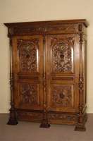 Schrank, deutsch, um 1880, Korpus Weichholz, Eiche massiv, z.T. furniert, 2 Schubladen, Lisenen mit vorgesetzten gedrechselten VollsÄulen, ...