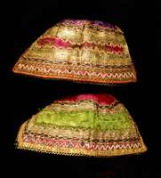 Haube, Indien, um 1900, Metallbroschiert, teils Seidenstickerei, 2 Stück Schätzwert: 750.- Euro. Ehz 3, selten und Samm elwürdig.
