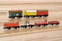 Konvolut 7 MÄrklin-GÜterwagen 50er J., best. aus: Kranwagen 366, Niederbordw. 364, GÜterw. 371, Rungenw. 372, GÜterw. 381, Bananew. 382, ...