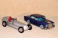 Rennwagen, MÄrklin, 90er Jahre, Museumsmodell (?), silber, in orig. Box, SchlÜssel anbei, unbespielt (Pos. links)