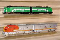 Triebkopf (ohne Motor) und B-Unit fÜr Diesel -elektrische Lok "Santa Fe", MÄrklin, 90er Jahre, Spur HO, Nr. 4060 und 4063, beide im ...