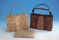 Damenhandtasche aus Krokodilleder, hell- braun, Monturen messingfarb. z. T. abgegrif- fen, Inneneinrichtung 1 großes und 2 kleine FÄcher (1 ...
