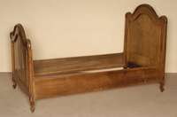 Einzelbett, deutsch, um 1890, Kopf- und Fußteil auf Rahmen gearbeitet, Nußbaum massiv, 3-fach geschwungen, Schnitzereien aus dem Vollholz, ...