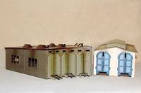 Lokschuppen, MÄrklin, 50er Jahre, Blech, grÜn/graues Dach, dieses partiell mit Klebespuren, sonst guter zustand, l. bespielt (Pos. rechts)