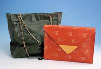 Chanel-Shopper, dunkelgrÜnes Leder, z.T. abgesteppt, l. Tragesp., Innentaschen, UmhÄngeriemen verg., Vergoldung ber., ca. 36.5 x 33 cm