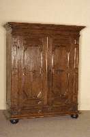 Schrank, deutsch/wohl Westfalen, um 1780, Eiche massiv, auf KugelfÜßen, Fußleiste mehrfach getreppt, 2 TÜren, FÜllungen mit ...