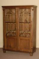 Mehrzweckschrank, deutsch, um 1810, Korpus Weichholz, Eiche massiv, auf eckigen FÜßen, 2 -tÜrig, 3/4 verglast und versprosst, Kopfleiste ...