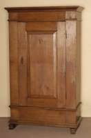 Brotschrank, deutsch, um 1820, wohl Westfalen, Eiche massiv, auf Kufen, diese wohl spÄter, 1-tÜrig, mit kassettierten FÜllungen, Kopfleiste ...