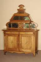 Kleine Anrichte, deutsch, um 1890, Korpus Weichholz, Kirschbaumfurnier, z.T. massiv, Platte mit wÜrfelfÖrmigem SÄgefurnier dekoriert, Lisenen ...