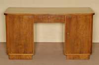 Schreibtisch, um 1950/55, Nußholz furniert, vierschÜbige Inneneinteilung und 2 FÄcher, Furnier allseitig, frei stellbar, reizvoll und praktisch, ...