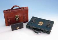 Konvolut GOLDPFEIL: 2 Taschen und 1 Geld- beutel, grÜnes, braunes bzw. schwarzes Leder, Serie Tradition, SchlÜssel anbei, Taschen ca. 25.5 x 20 ...