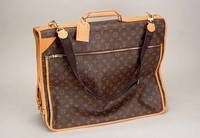 Kleidersack LOUIS VUITTON, typ. Design, Reißverschluß, UmhÄngeriemen, ca. 45 x 55 cm (geklappt), 2 KleiderbÜgel