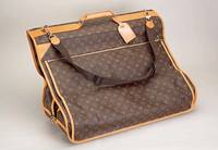 Kleidersack LOUIS VUITTON, typ. Design, Reißverschluß, UmhÄngeriemen, ca. 46 x 60 cm (geklappt), 5 KleiderbÜgel