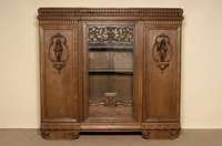BÜcherschrank, deutsch, um 1910, Korpus Weichholz und Eiche massiv, Eichefurnier, Front in sich 3-fach gegliedert, mit seitlichen ...