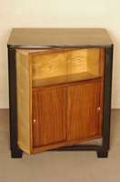 ArtDeco-Bar, Frankreich, um 1930, Palisanderfurnier, zum Teil schwarz abgesetzt, kubistisch geformter Korpus, um 360 Grad drehbares und aufwendig ...